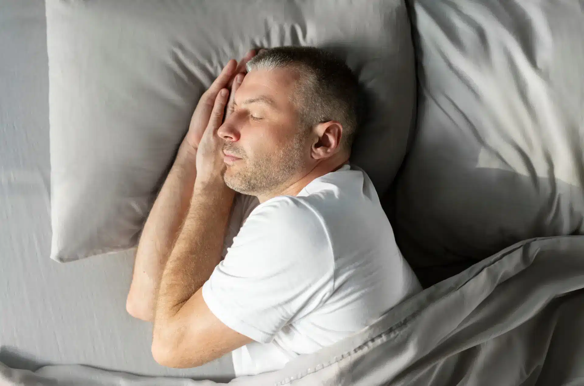 mann med god søvnhygiene