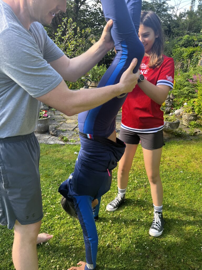 trening med barn - når mamma står på hodet